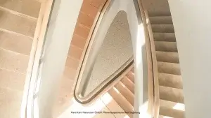 Treppe aus Naturstein im Hans Kern Plenarsaalgebäude in Bad Segeberg